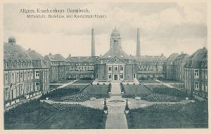 Geschichte Q21 „Historische Ansichtskarte des Allgemeinen Krankenhauses Barmbeck mit Mittelplatz, Badehaus und Kostgängerhäusern, symmetrisch angelegte Gartenanlage im Vordergrund.“